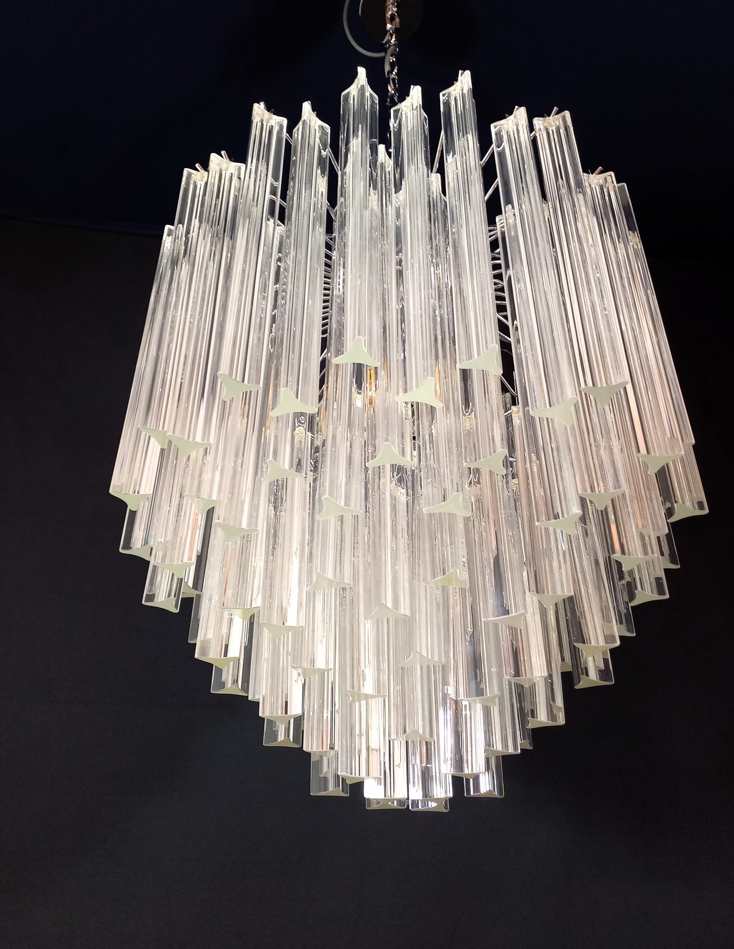 Lampadario di Murano con vetri triedri in cristallo, fatti a mano. Designed and Made in Murano, Venezia.