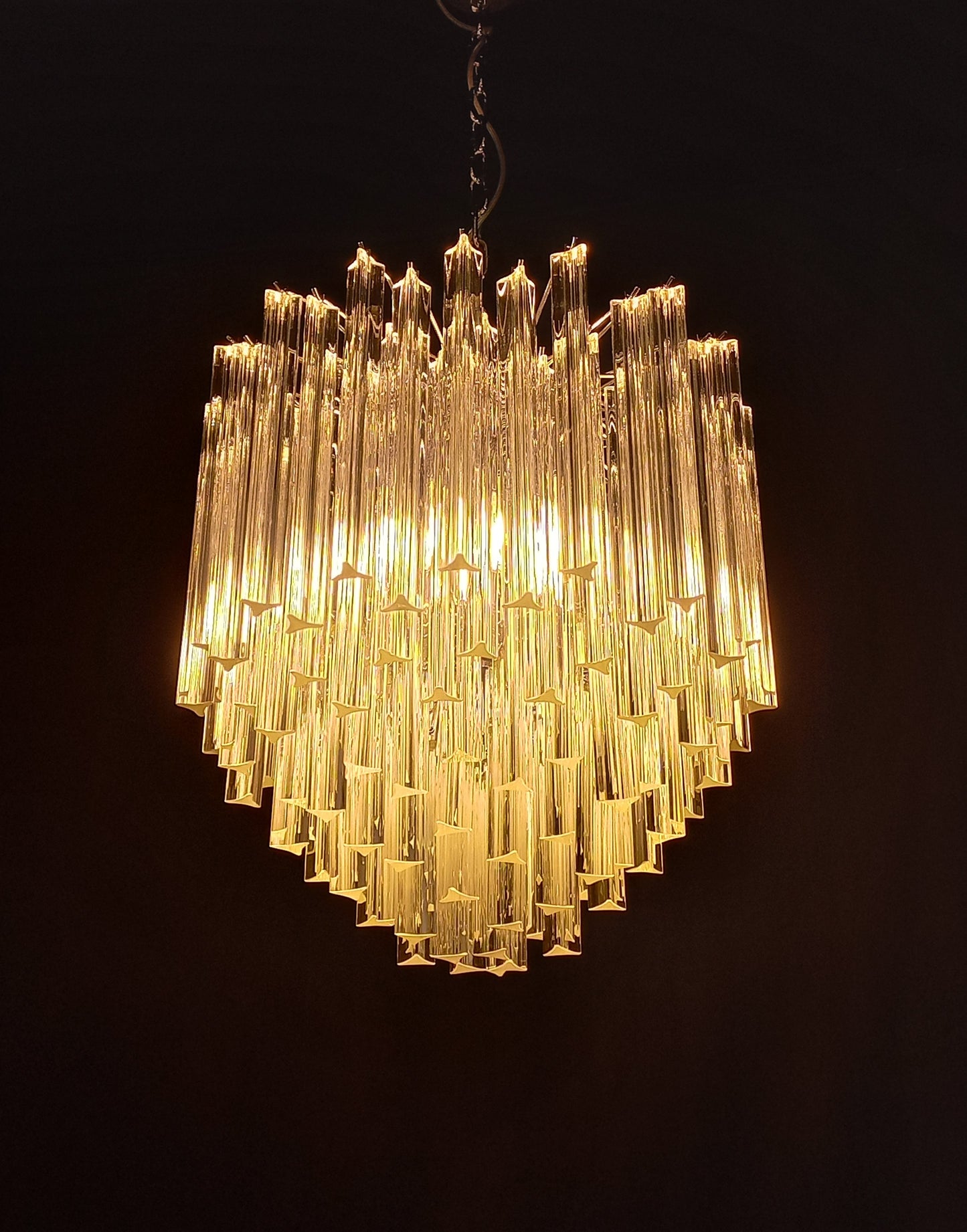 Lampadario di Murano con vetri triedri in cristallo, fatti a mano. Designed and Made in Murano, Venezia.