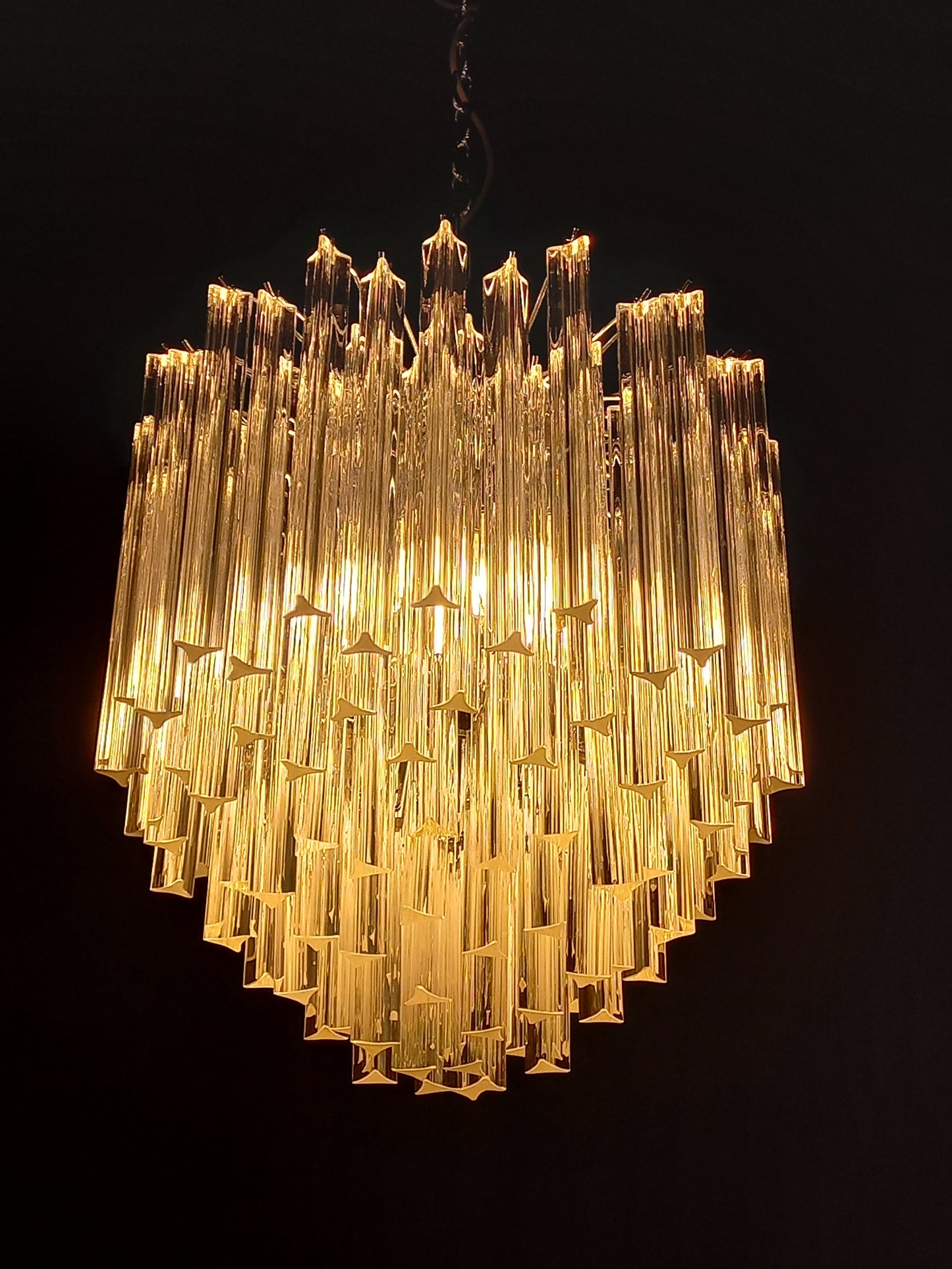 Lampadario di Murano con vetri triedri in cristallo, fatti a mano. Designed and Made in Murano, Venezia.