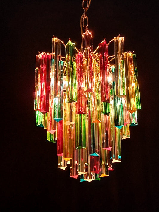 Lampadario di Murano con vetri triedri multicolore fatti a mano. Designed and made in Murano, Italy.