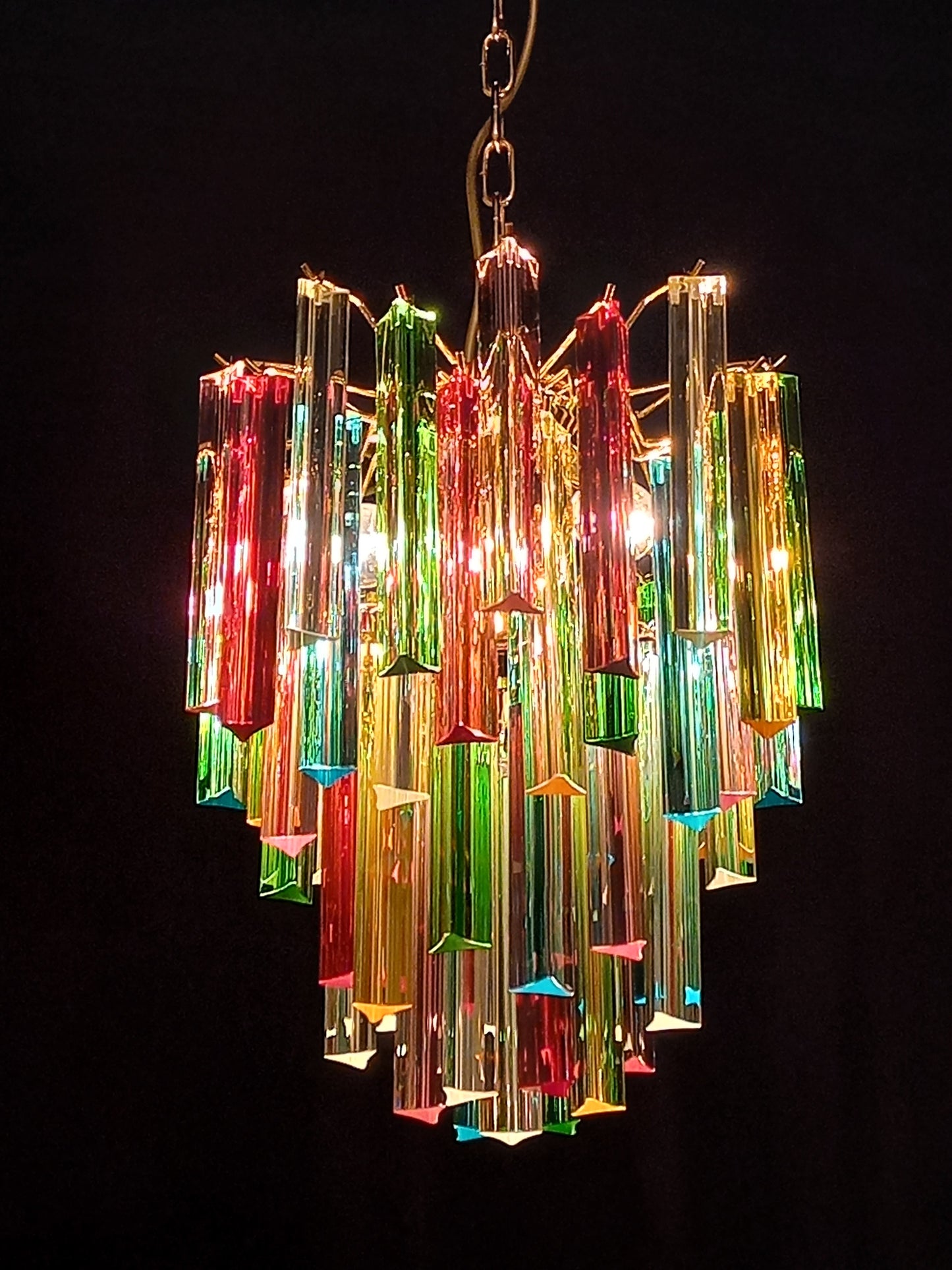Lampadario di Murano con vetri triedri multicolore fatti a mano. Designed and made in Murano, Italy.