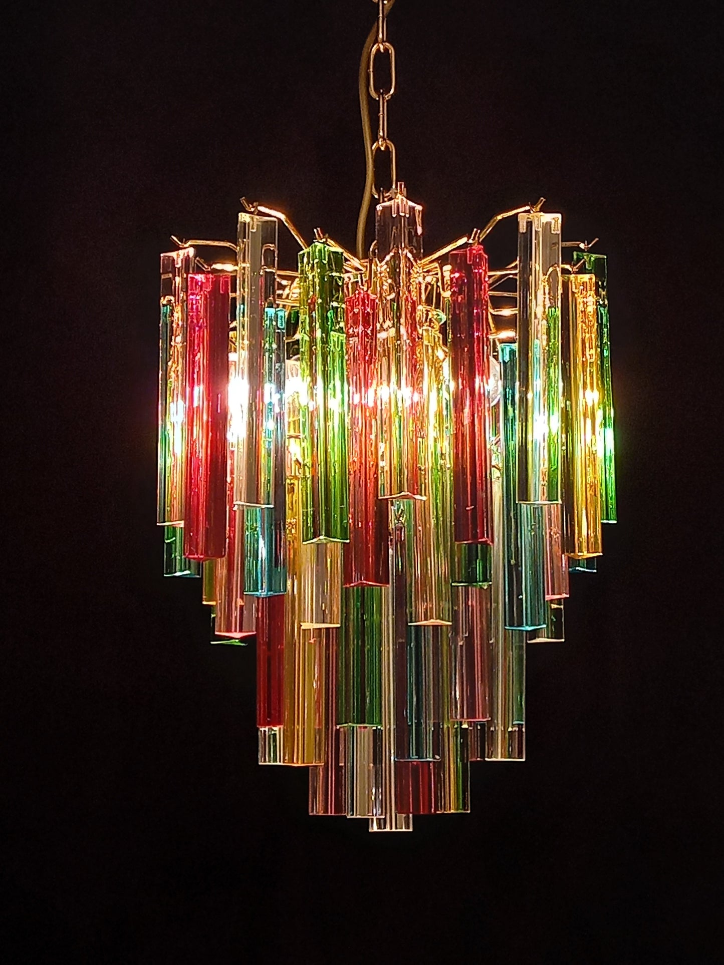 Lampadario di Murano con vetri triedri multicolore fatti a mano. Designed and made in Murano, Italy.