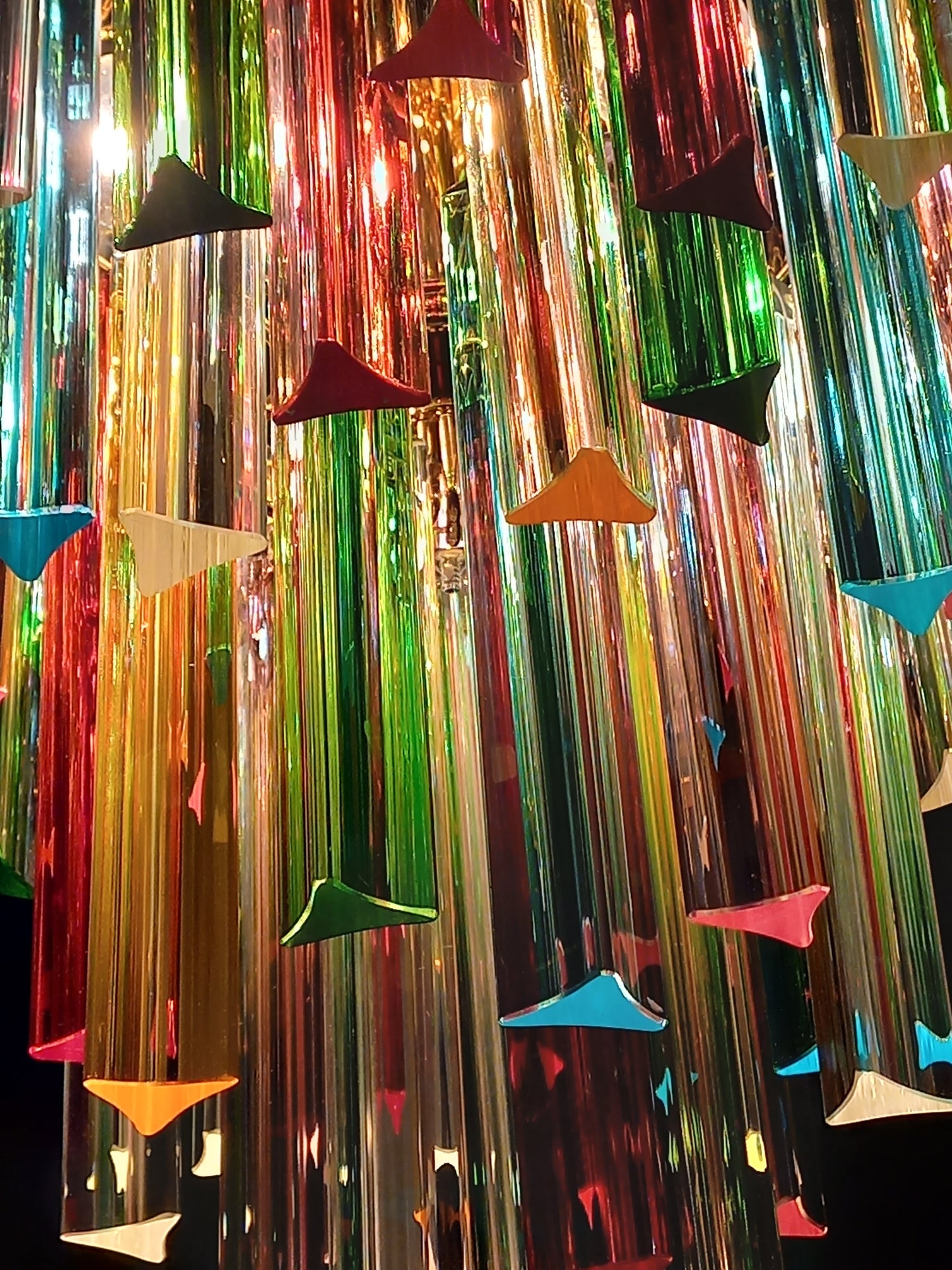 Lampadario di Murano con vetri triedri multicolore fatti a mano. Designed and made in Murano, Italy.