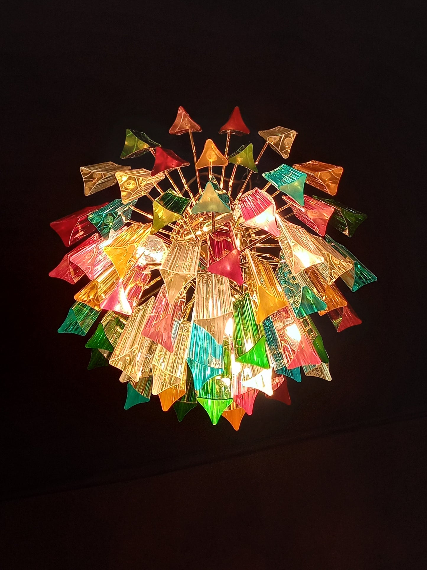 Lampadario di Murano con vetri triedri multicolore fatti a mano. Designed and made in Murano, Italy.