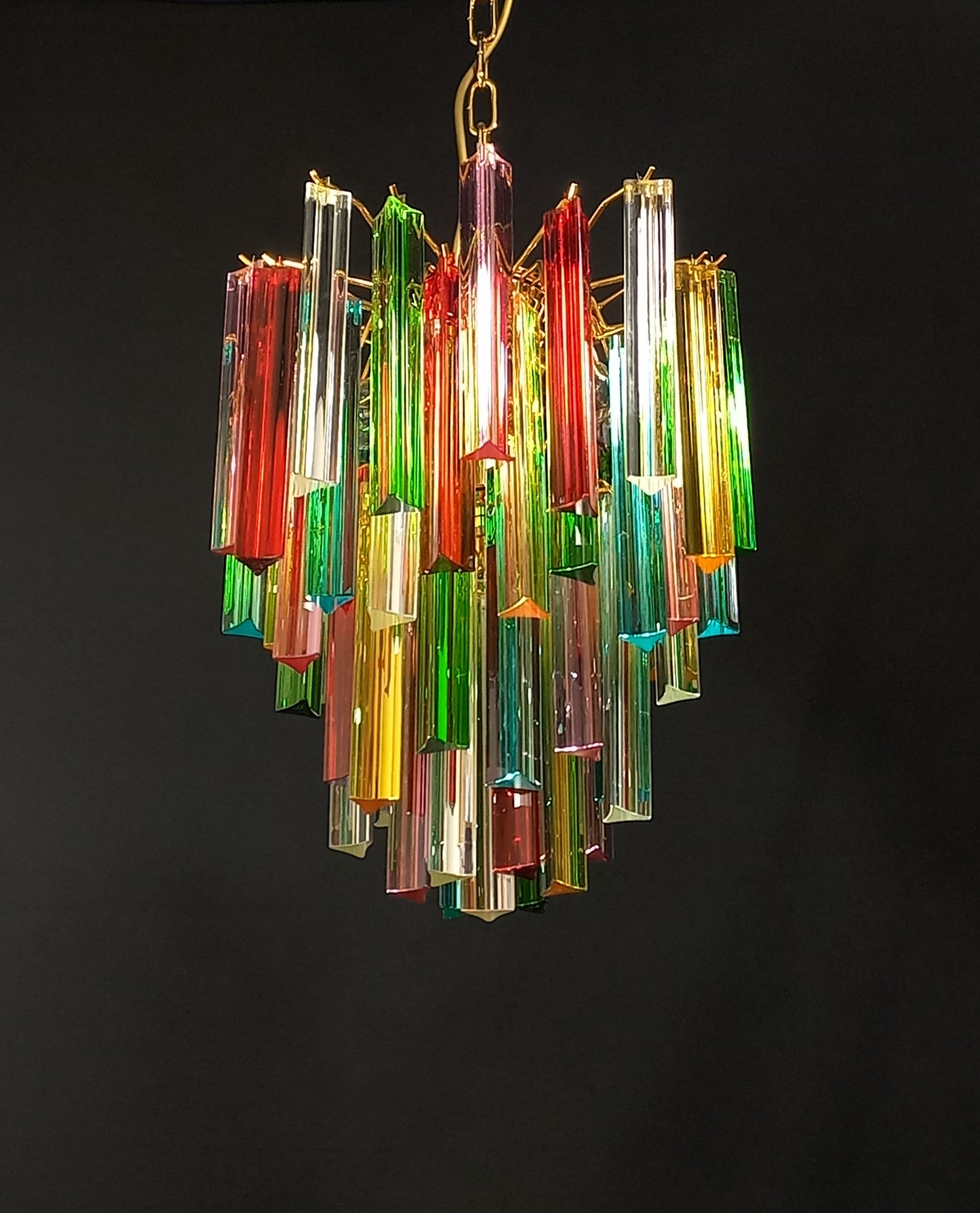Lampadario di Murano con vetri triedri multicolore fatti a mano. Designed and made in Murano, Italy.