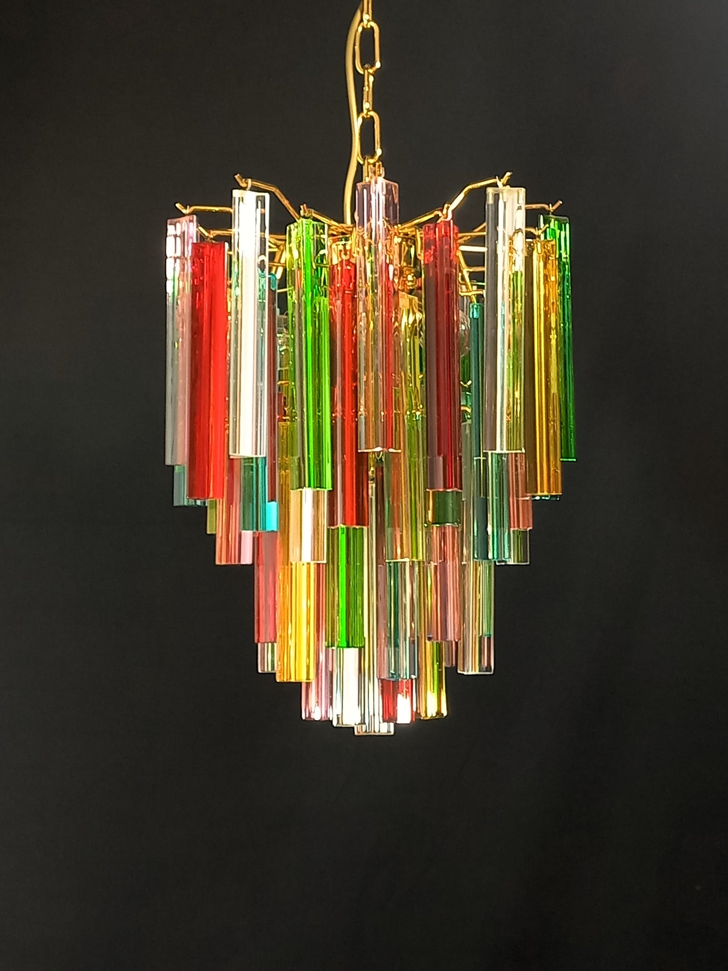 Lampadario di Murano con vetri triedri multicolore fatti a mano. Designed and made in Murano, Italy.