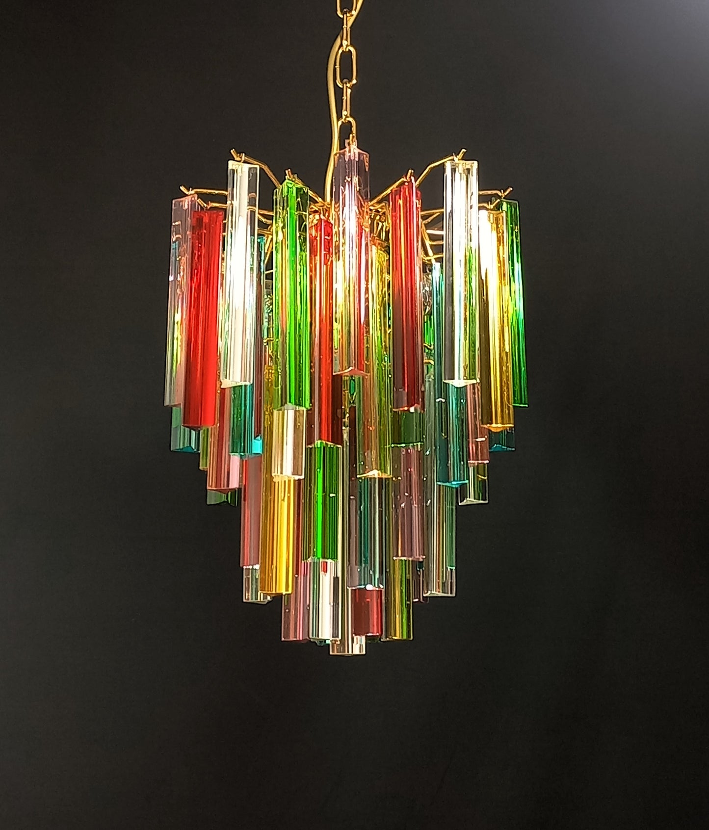 Lampadario di Murano con vetri triedri multicolore fatti a mano. Designed and made in Murano, Italy.