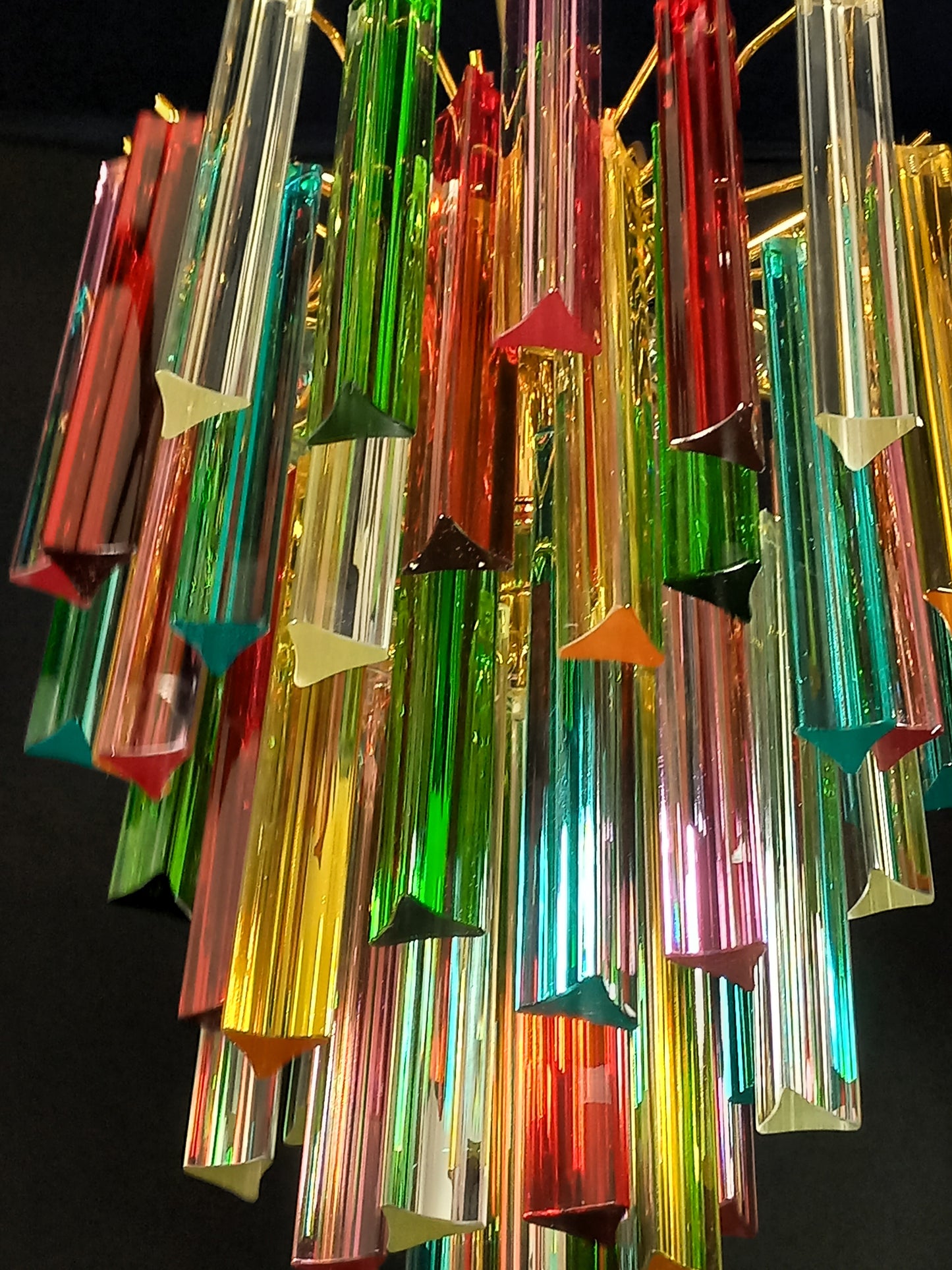 Lampadario di Murano con vetri triedri multicolore fatti a mano. Designed and made in Murano, Italy.
