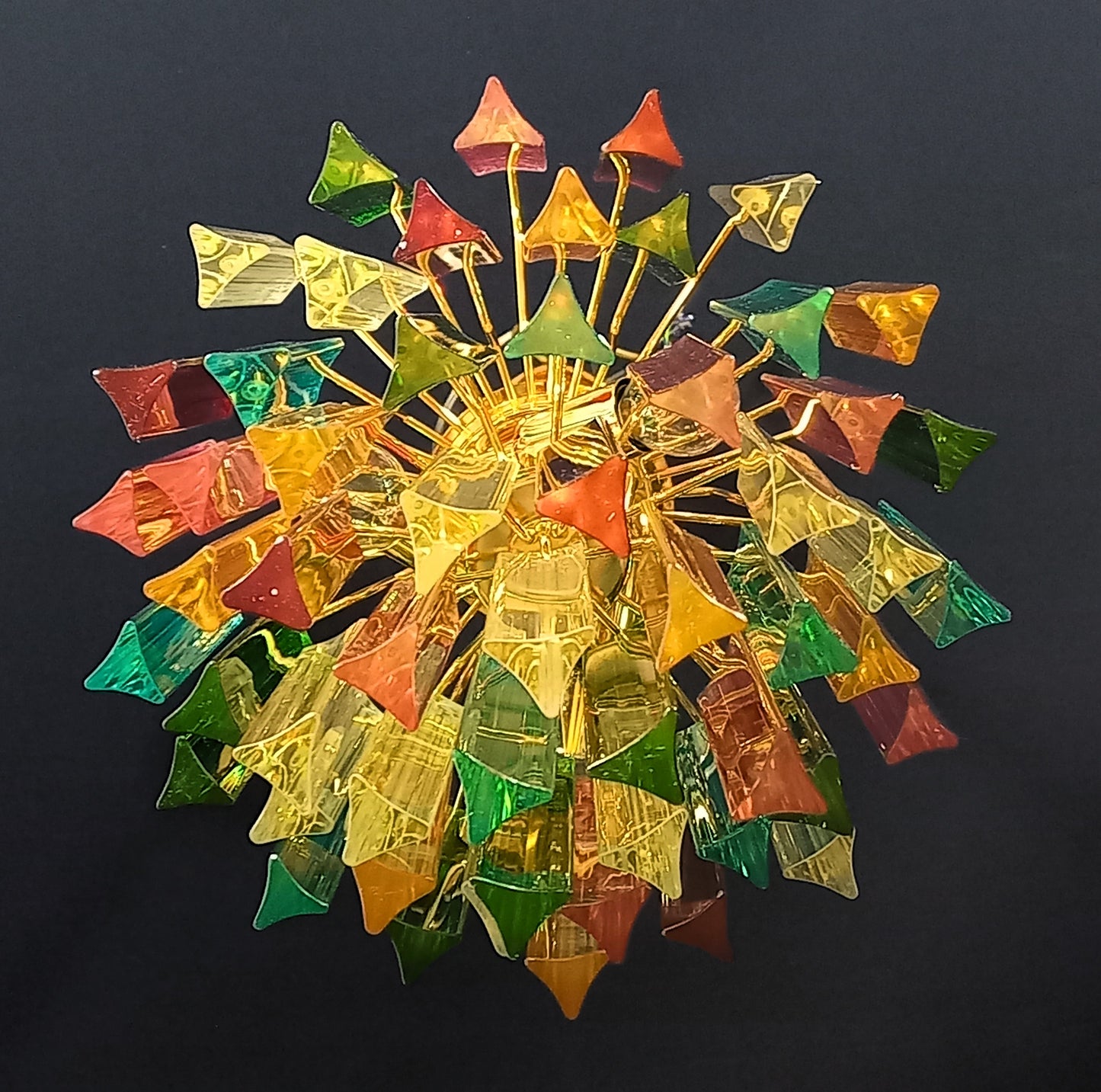 Lampadario di Murano con vetri triedri multicolore fatti a mano. Designed and made in Murano, Italy.