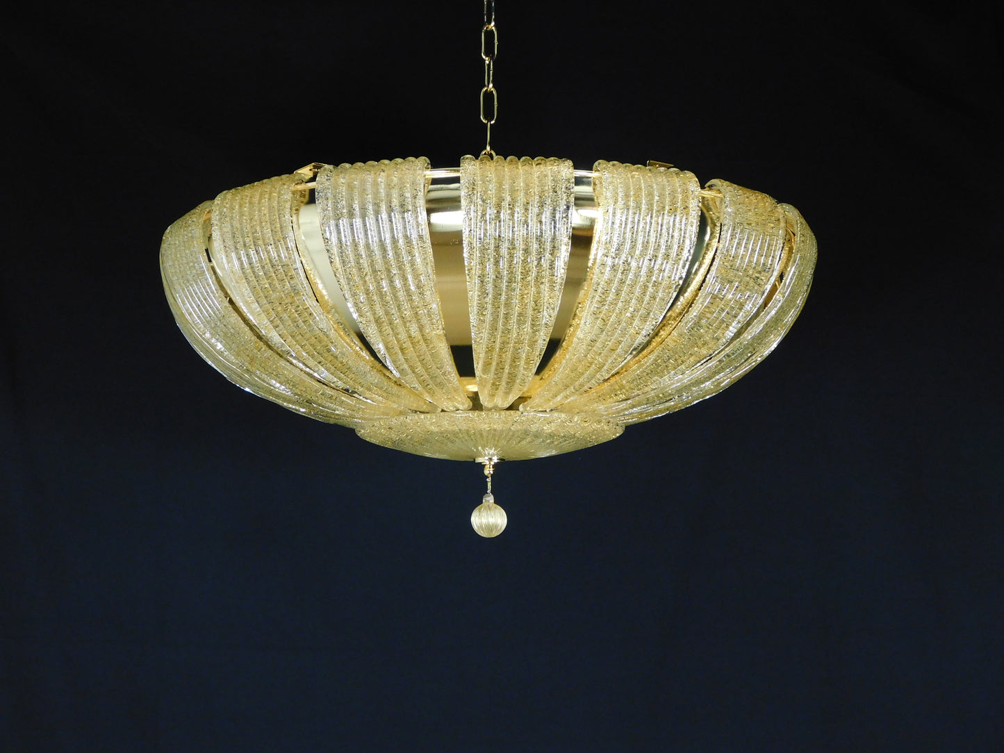 Plafoniera di Murano, stile saturno. Vetri di Murano fatti a mano in graniglia ambra. Raffinata e regale. Made in Venice,Italy